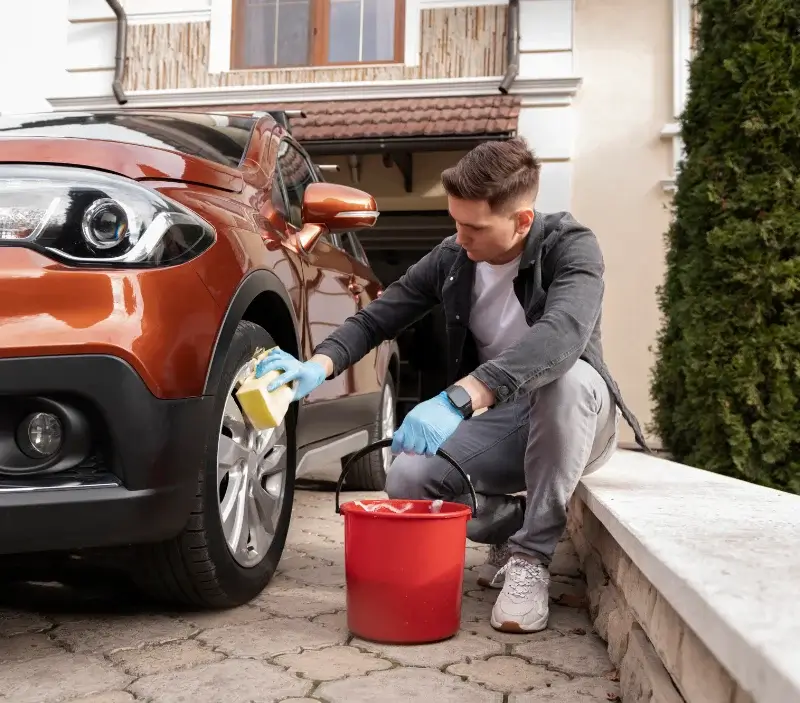 Lavage auto à domicile Durfort-Lacapelette : professionnel intervenant sur un véhicule